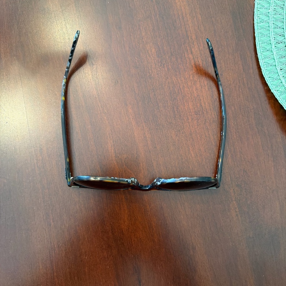Ray-Ban Polarized Tortoise Some discoloration inside of the frame. No Scratches - Picture 10 of 12